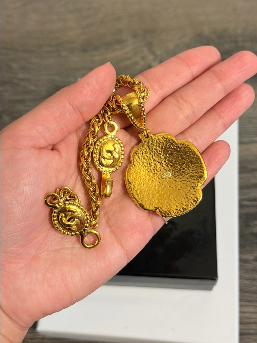 CHANEL Vintage Gold CC Clover Pendant Chain Pendant Necklace, 1996 - Picture 4 of 9